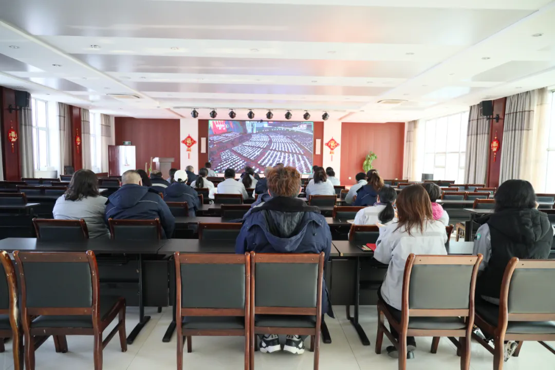 奧克集團(tuán)黨委組織黨員收看政府工作報(bào)告