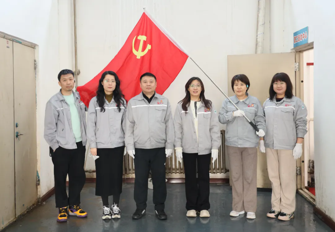 奧克集團(tuán)黨委組織開展改善環(huán)境衛(wèi)生志愿服務(wù)活動(dòng)
